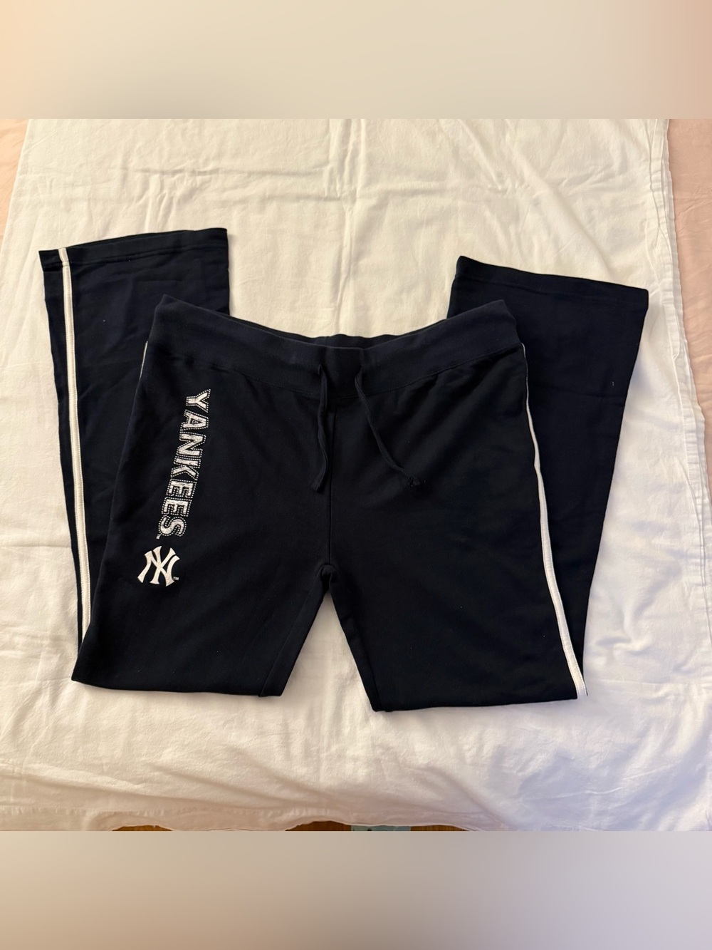 New York Yankees black cotton sweatpants with white stripes and logo, size S